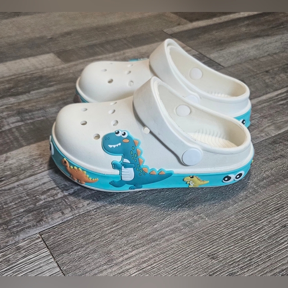 🩷Kids Dinosaurs Clogs Size 2❤️ - Picture 2 of 16